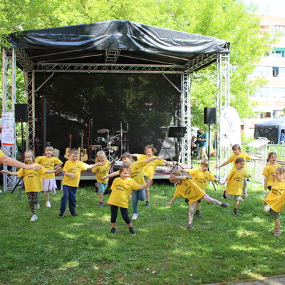 Kinder der AWO Kita "Kinderland Bummi" singen und tanzen