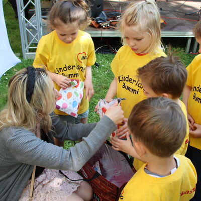 Kinder der AWO Kita "Kinderland Bummi" kriegen Geschenktüten
