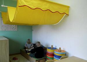Kinder in der Leseecke