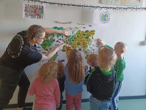 Die Kita-Kinder entdecken die Welt ein wenig anders als sonst.