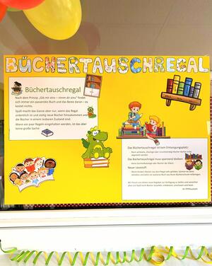 Das Büchertauschregal lädt Kinder und Erwachsene dazu ein, sich mit Büchern zu beschäftigen und auf Abenteuerreisen zu gehen.