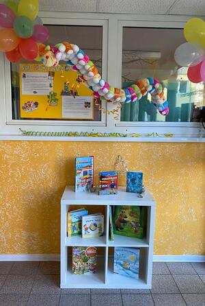 Das Büchertauschregal lädt Kinder und Erwachsene dazu ein, sich mit Büchern zu beschäftigen und auf Abenteuerreisen zu gehen.