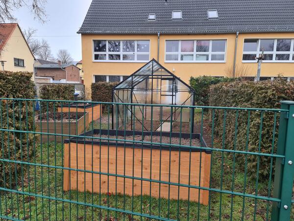 Das Gewchshaus bereitet den Kindern und Mitarbeiter*innen gleichermaen Freude.
