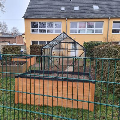 Das Gewächshaus bereitet den Kindern und Mitarbeiter*innen gleichermaßen Freude.