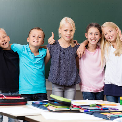 Gruppe fröhlicher Kinder