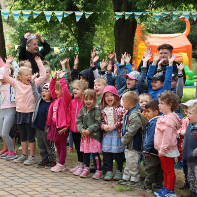 Kita-Kinder jubeln zum Start des Festes