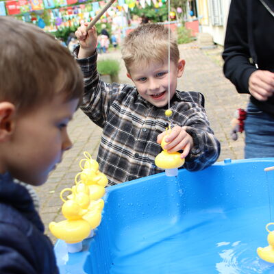 Erwischt! Beim Entenangeln hatten die Kinder großen Spaß.