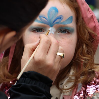 Kinderschminken lieben die Kinder der Kita Bummi.