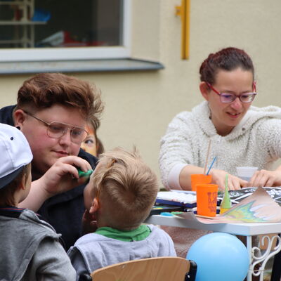 Die Kita-Kinder lieben es, bunt geschminkt zu werden.