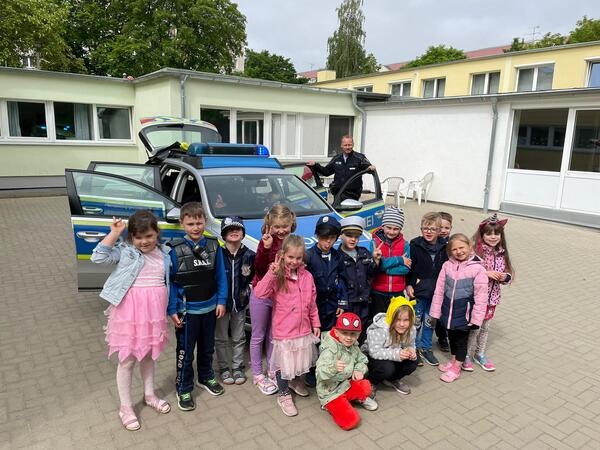 Nicht nur Polizisten sondern auch Prinzessinnen und Superhelden waren beim Kindertag in der Kita anzutreffen.