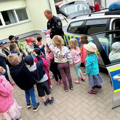 Am Polizeiauto lernten die Kinder viel Spannendes.