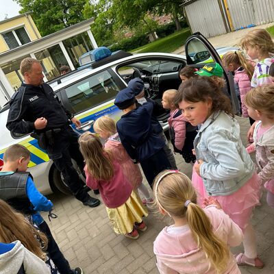 Polizisten und Prinzessinnen - der Kindertag in Halberstadt sorgte fr witzige Zusammentreffen.