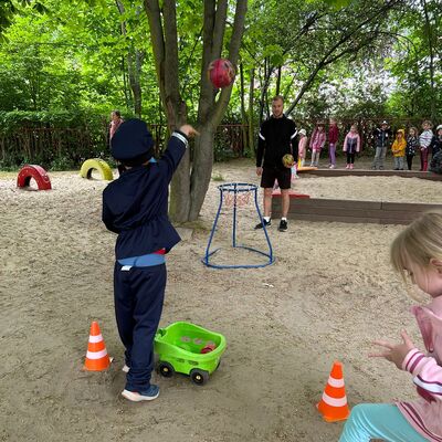 Die Kinder hatten mehrere Versuche, mit einem Ball ins Netz zu treffen.