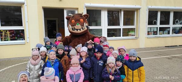 Auch wenn er ein bisschen furchteinflößend aussieht, so war der Grüffelo, als er die Kinder in der Kita Pfiffikus in Halberstadt besucht hat, ganz lieb zu den Kindern.