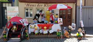Gro&szlig;e Playmobilfiguren waren der Blickfang am AWO-Stand.
