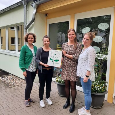 Das aktuelle Siegel wurde von Sandra John (Auditorin aus der Kita Strohkpfchen in Derenburg) und Nicole Hoppe (LVG) an die Einrichtungsleiterin der Kita Pfiffkus, Maria Matths, sowie Erzieherin Anna-Virginia Neumann bergeben.