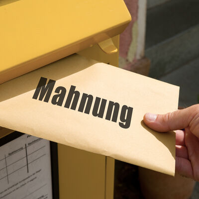 Mit Mahnungen fängt es meistens an, der Weg in die Insolvenz.