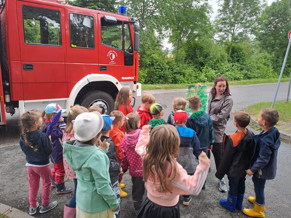 Die Schatzsuche kann beginnen! An der Feuerwehr trafen sich die angehenden Schulkinder zu einer Schatzsuche.