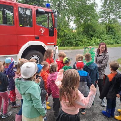 Die Schatzsuche kann beginnen! An der Feuerwehr trafen sich die angehenden Schulkinder zu einer Schatzsuche.