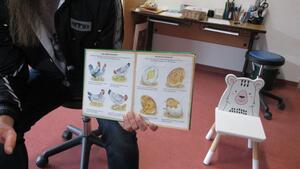 Im Morgenkreis haben die Kinder mit Hilfe eines Buches mehr über die Hühner und Küken gelernt.