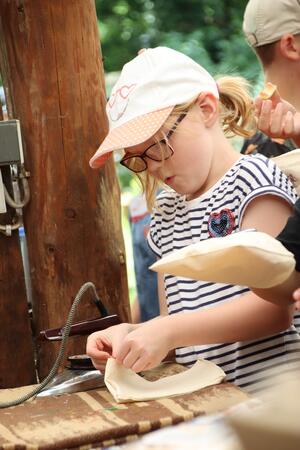 Die Stoffbeutel wurden mit Blumenbildern beklebt, geb&uuml;gelt und dann mit Lavendel gef&uuml;llt. 2