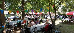 Bei wunderbarem Sommerwetter feierten Bewohner*innen, Angeh&ouml;rige und aktuelle sowie ehemalige Mitarbeiter*innen das 40-j&auml;hrige Bestehen des Haus Mathilde.