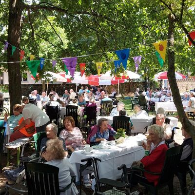 Bei wunderbarem Sommerwetter feierten Bewohner*innen, Angehörige und aktuelle sowie ehemalige Mitarbeiter*innen das 40-jährige Bestehen des Haus Mathilde.