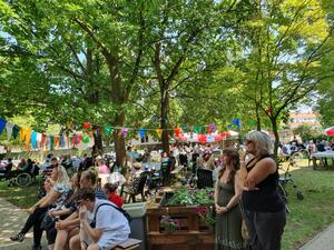 Bei wunderbarem Sommerwetter feierten Bewohner*innen, Angeh&ouml;rige und aktuelle sowie ehemalige Mitarbeiter*innen das 40-j&auml;hrige Bestehen des Haus Mathilde.