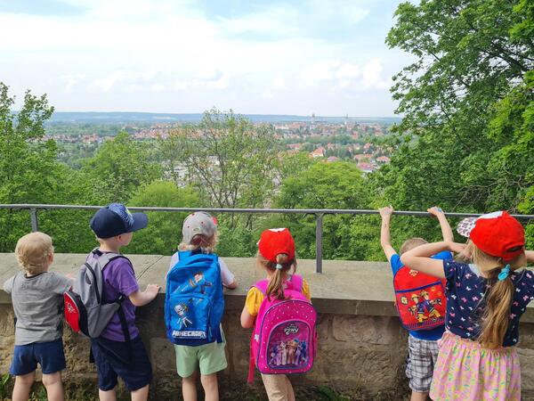 Gemeinsam wandern die Kinder des Kind-Eltern-Zentrums "Lotte Lemke" durch den Harz