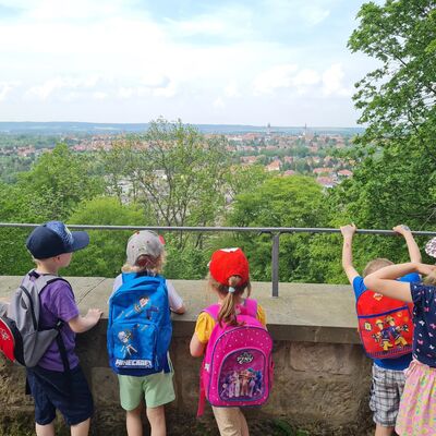 Gemeinsam wandern die Kinder des Kind-Eltern-Zentrums "Lotte Lemke" durch den Harz