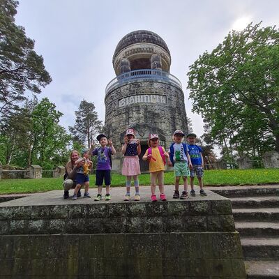 Die Kinder des Kind-Eltern-Zentrums "Lotte Lemke" erklimmen den Bismarckturm in Halberstadt.