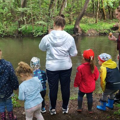 Die Kinder des Kind-Eltern-Zentrums "Lotte Lemke" erkunden den Landkreis wandernd.