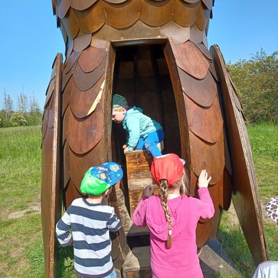 Unterewegs sind die Kinder einer "H&ouml;reule" begegnet.