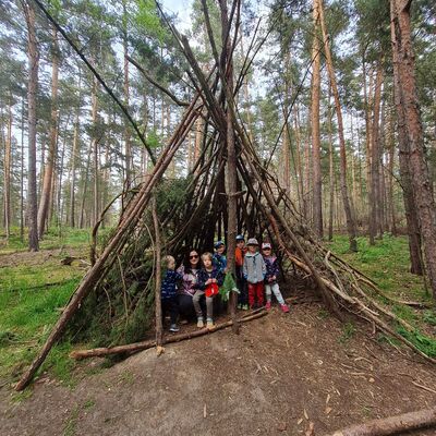 Im Wald fanden die Kinder ein Tippi aus &Auml;sten.