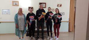 Praxisanleiterin und Pflegedienstleitung Doreen Heinze (v.l.) mit den neuen Azubis Leonie, Tobias, Nickita und Manuela