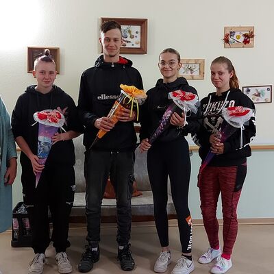 Praxisanleiterin und Pflegedienstleitung Doreen Heinze (v.l.) mit den neuen Azubis Leonie, Tobias, Nickita und Manuela