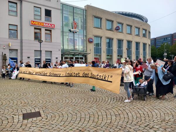 Eltern haben in Halberstadt für den Erhalt der Kita Sputnik demonstriert.