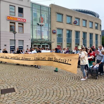 Eltern haben in Halberstadt für den Erhalt der Kita Sputnik demonstriert.