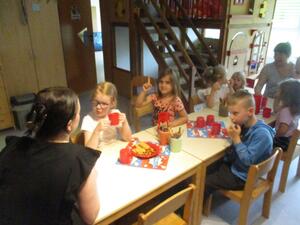 Kinderratsmitglieder diskutieren in gemütlicher Runde in einer Kinderratssitzung