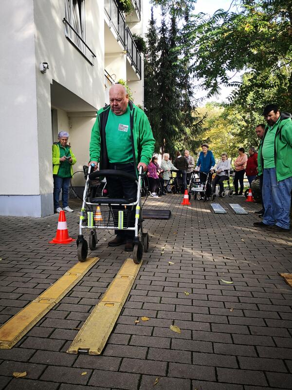 Klaus Glandien macht auf dem Parcours vor, wie der Rollator sicher gehandhabt wird.