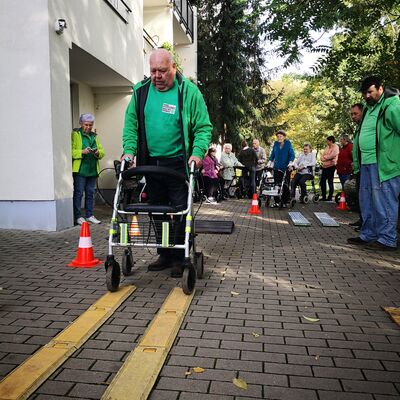 Klaus Glandien macht auf dem Parcours vor, wie der Rollator sicher gehandhabt wird.