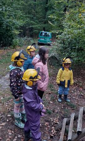 Die j&uuml;ngeren Kinder erkunden den Wald.
