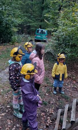 Die jüngeren Kinder erkunden den Wald.