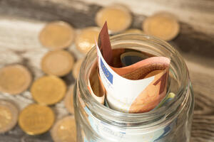 Euro Geldscheine und M&uuml;nzen und ein Einmachglas