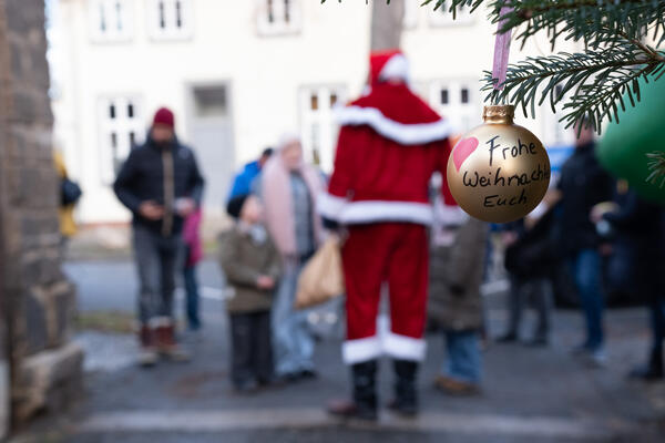Der Weihnachtsmann begrüßte die Besucher*innen zu »Advent im Knast«, während das ehrenamtliche Team für das leibliche Wohl sorgte.