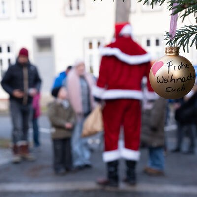 Der Weihnachtsmann begrüßte die Besucher*innen zu »Advent im Knast«, während das ehrenamtliche Team für das leibliche Wohl sorgte.