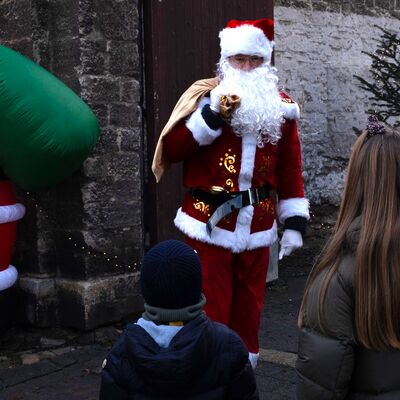 Für ein Gedicht belohnte der Weihnachtsmann mit einer Überraschung aus seinem Sack.