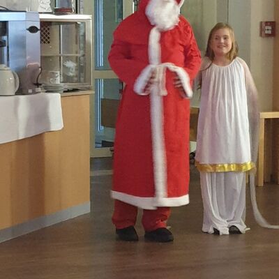 Der Weihnachtsmann gab sich mit einem Weihnachtsengel die Ehre.