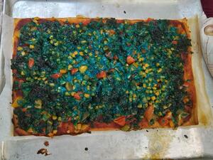 Die Kinder backen eine Gefühlspizza.