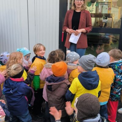 Einrichtungsleiterin Stephanie Müller ließ die Kinder nicht lange warten.